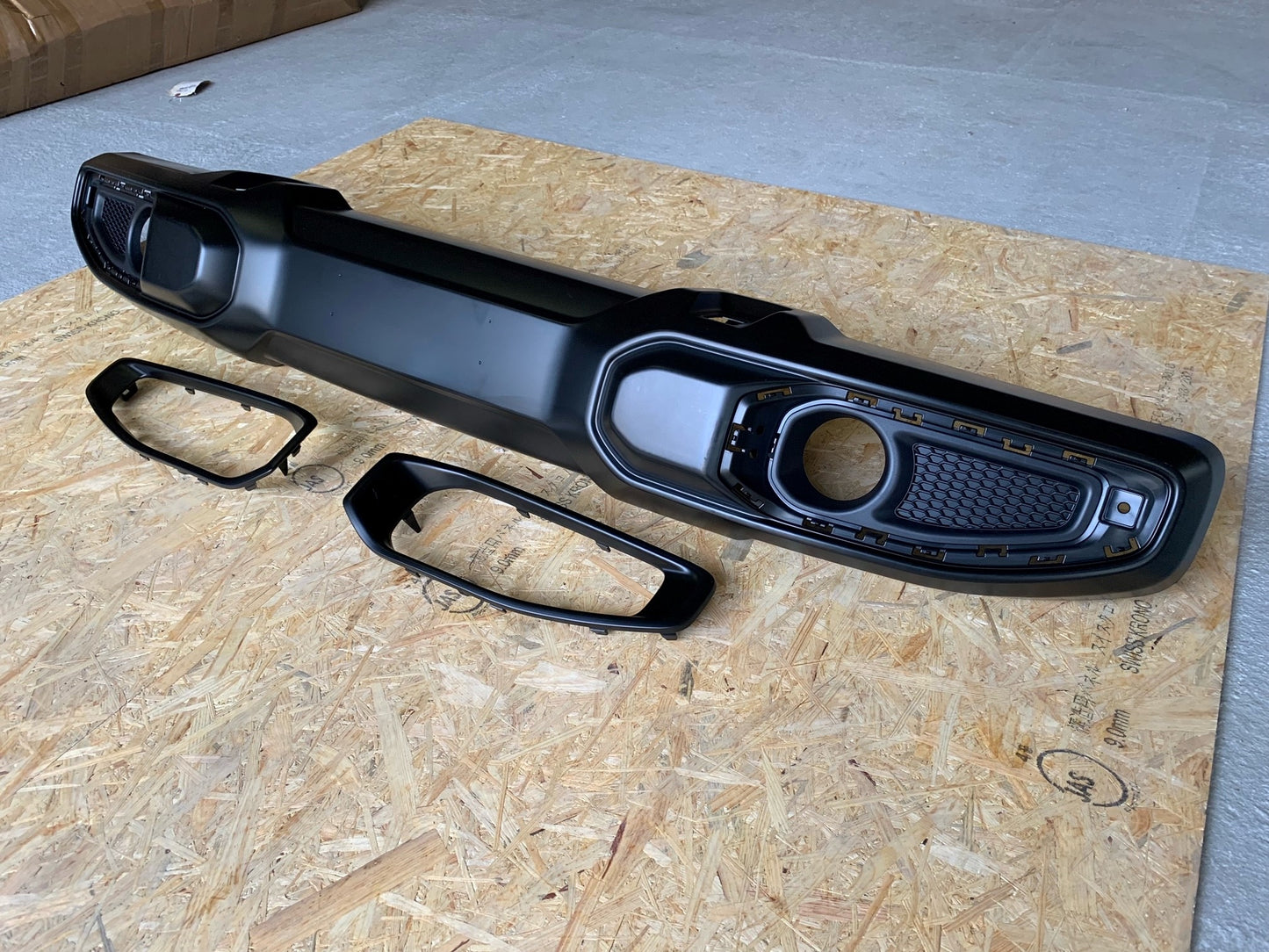 MOPAR 純正 ハイオルティテュード フロントプラスチックバンパー(塗装別)